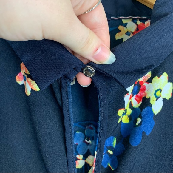 Tommy Hilfiger Floral Collared Keyhole Sleeveless Blouse - Picture 5 of 8